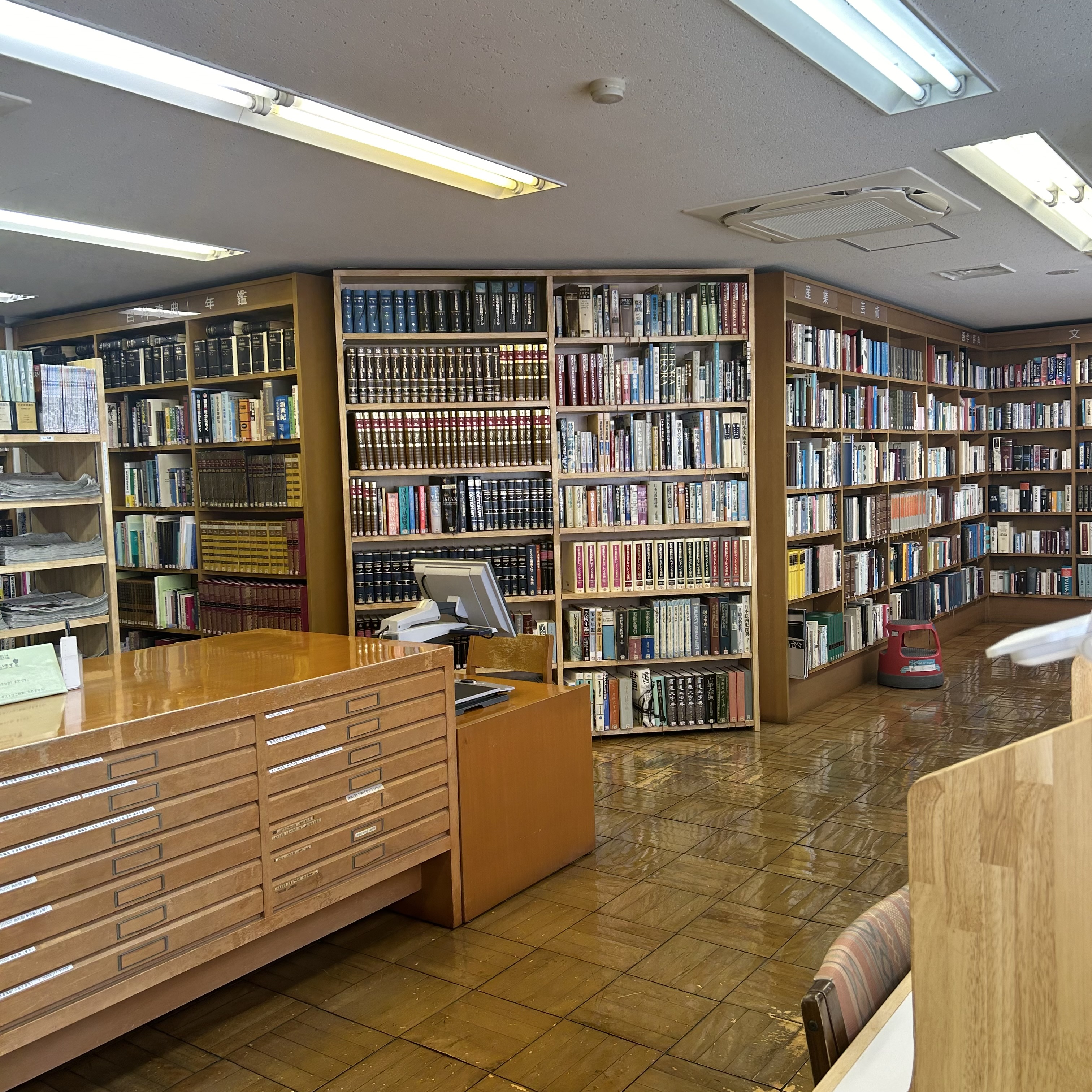 本館参考資料室の写真2