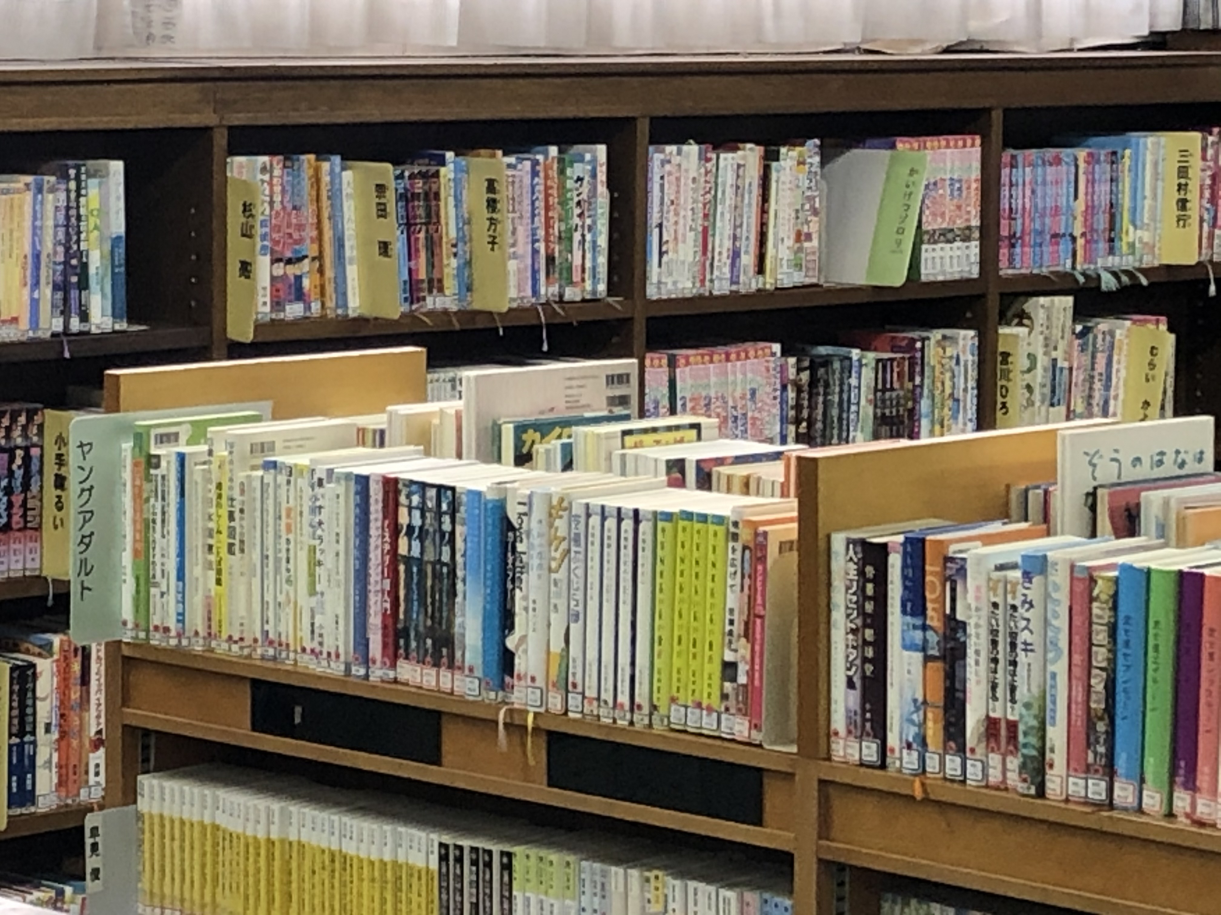 西之台会館図書室のYAコーナーの写真 西之台会館図書室のYAコーナーの写真